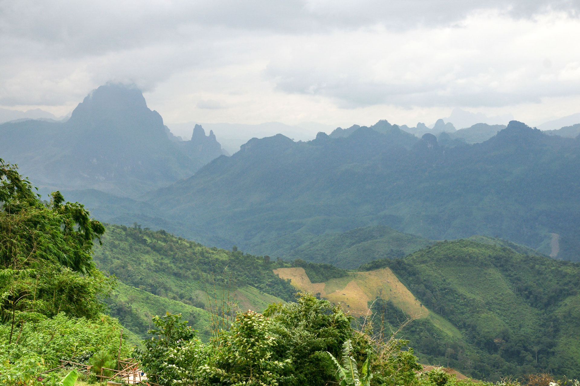 Atemberaubende Berglandschaft der Provinz Kamphèng Nakhon Viangchan